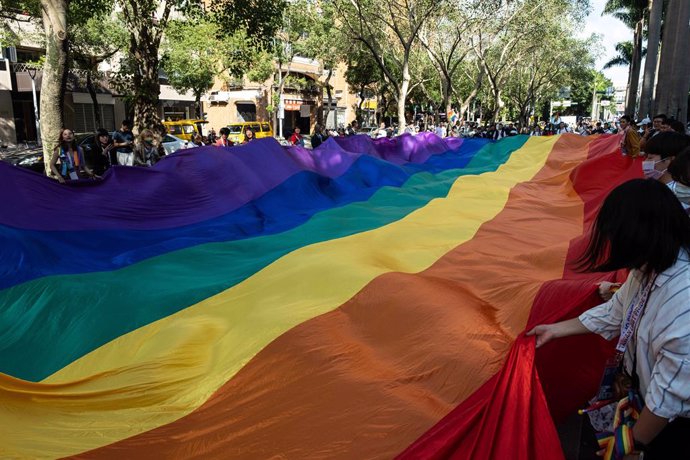 Archivo - 31 October 2020, Taiwan, Taipeh: Activists carry a big rainbow flag during the 2020 Taiwan pride parade. Photo: Hsiuwen Liu/SOPA Images via ZUMA Wire/dpa