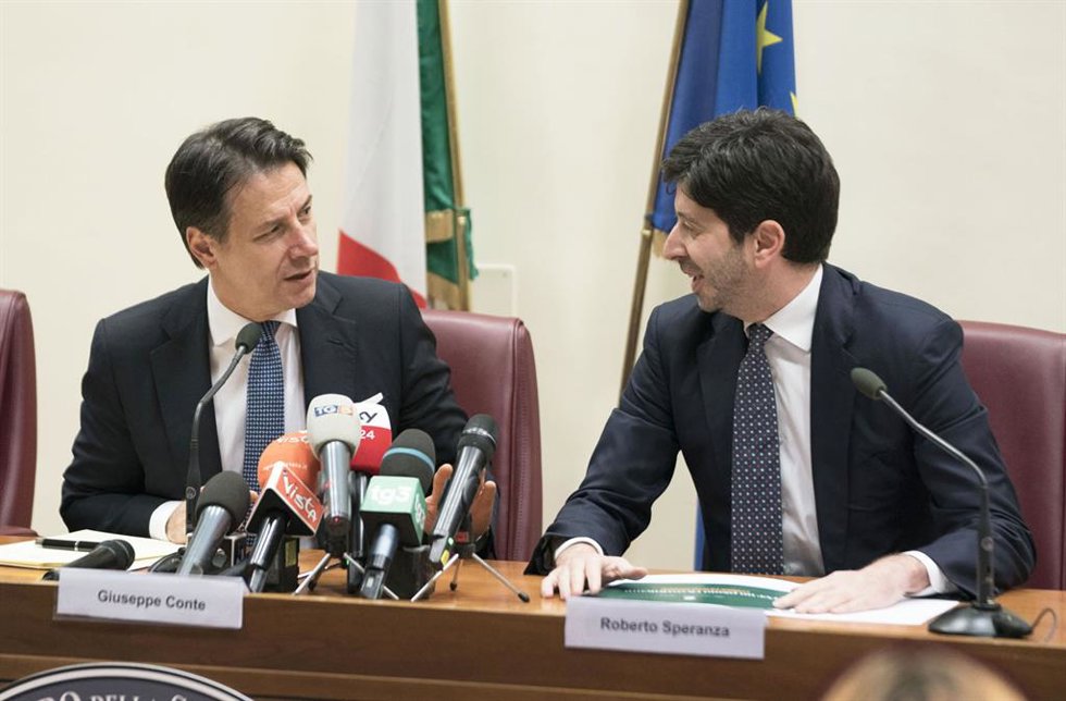 Archivo - El ex primer ministro italiano Giuseppe Conte y el exministro de Salud Roberto Speranza
