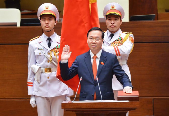 El nuevo presidente de Vietnam, Vo Van Thuong, jurando el cargo en la Asamblea Nacional.