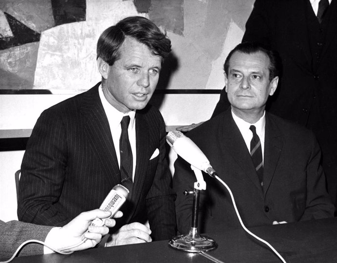 Archivo - El senador estadounidense Robert F. Kennedy, en Francia, en una reunión con el Partido Democrático francés