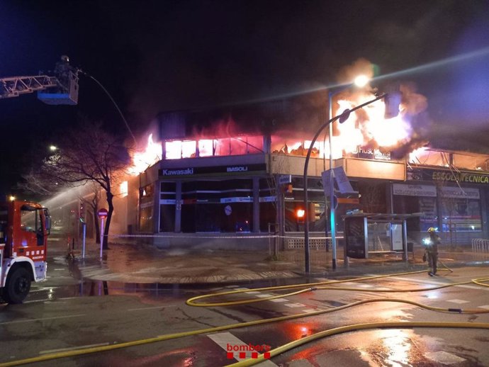 Fins a una vintena de dotacions de Bombers han treballat en l'extinció de l'incendi d'un concessionari de motos a Girona la matinada d'aquest dijous