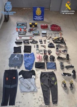 Detenidos dos delincuentes especializados en sustraer vehículos para robar en establecimientos por el método del alunizaje.