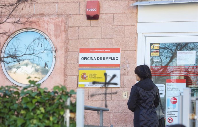 Una persona en la puerta de la oficina del Servicio Público de Empleo Estatal (SEPE) de la calle de Cam. Carralero, a 2 de febrero de 2023, en Majadahonda, Madrid (España). El número de parados registrados en las oficinas de los servicios públicos de em