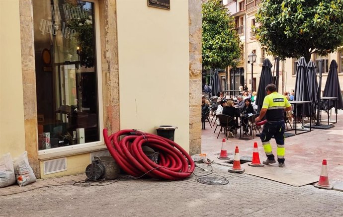 Archivo - Un trabajador en Oviedo. 