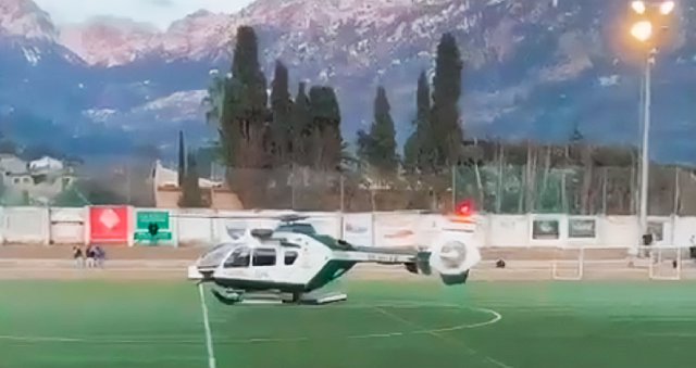 Un helicóptero de la Guardia Civil aterriza en mitad de un partido de fútbol con una familia rescatada de la nieve.