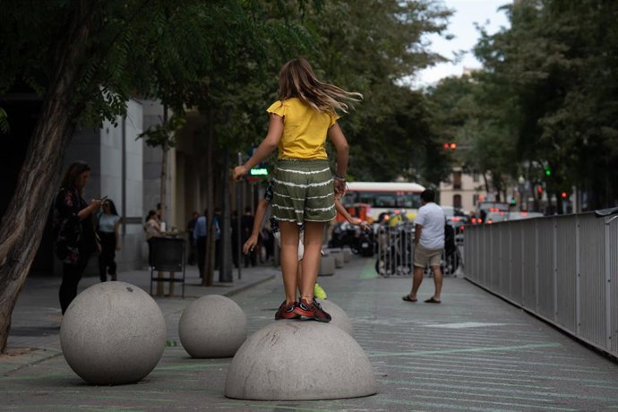 Archivo - Varios niños juegan a la salida del colegio 