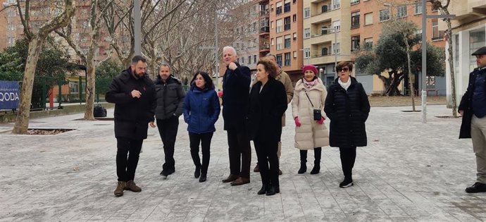 La ministra de Sanidad, Carolina Darias, visita junto a el alcalde de Logroño, Pablo Hermoso de Mendoza, una de las obras de 'Calles Abiertas'