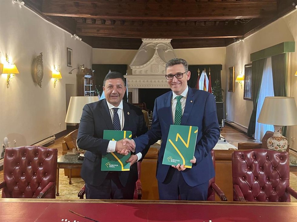 El presidente de la Diputación de Ávila (I) y el director general de Eurocaja Rural.