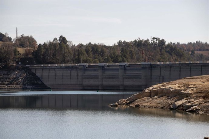 Vista del pantano de Sant Pon, a 1 de marzo de 2023, en Clariana de Cardener, Lleida, Cataluña (España). Cataluña decretará mañana, miércoles 29 de febrero, la fase de "excepcionalidad" a raíz de la sequía en el sistema Ter-Llobregat y en el acuífero d