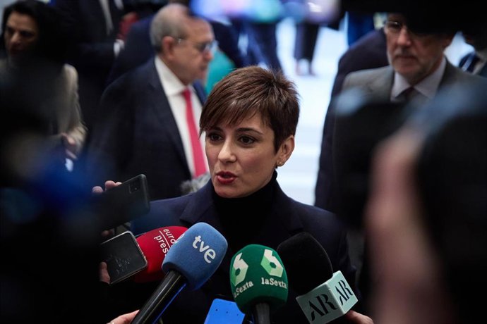 La ministra Portavoz, Isabel Rodríguez, ofrece declaraciones a los medios a su llegada a un desayuno informativo de la tribuna Fórum Europa, en el Hotel Mandarin Oriental Ritz, a 2 de marzo de 2023, en Madrid (España).