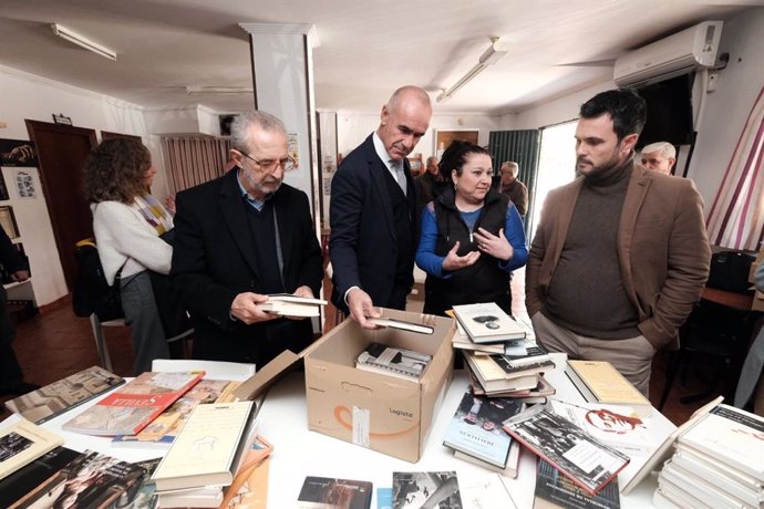 Nota De Prensa Y Fotografías. El Trébol. Entrega De Libros