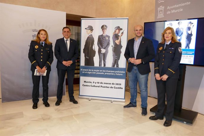 Presentación de las jornadas 'El papel de la mujer en la Policía en el siglo XXI: pasado, presente y futuro', que se celebrarán los días 9 y 10 de marzo en el centro cultural Puertas de Castilla