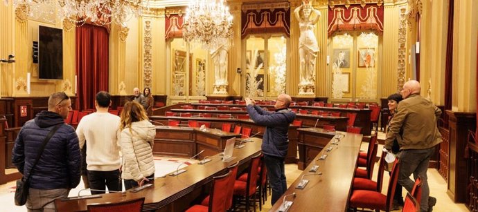 Varios ciudadanos visitan el interior del Parlament durante la jornada de puertas abiertas.