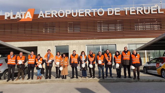 La Comisión del Vertebración del Territorio de las Cortes de Aragón visita el Aeropuerto de Teruel.