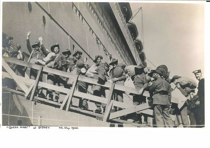 Troops walking on board in Sydney, Cunard's Queen Mary (1940)