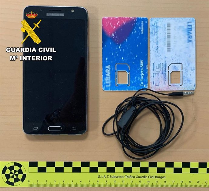 La Guardia Civil Del Subsector De Tráfico De Burgos Ha Sorprendido Durante El Examen Teórico Utilizando Un Dispositivo Fraudulento De Intercomunicación No Autorizado.