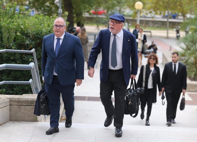 Archivo - El comisario jubilado José Manuel Villarejo (d) a su llegada a la primera sesión de un juicio en la Audiencia Provincial de Madrid, a 8 de noviembre de 2022, en Madrid (España). La Audiencia Provincial de Madrid celebra mañana martes, a las 10