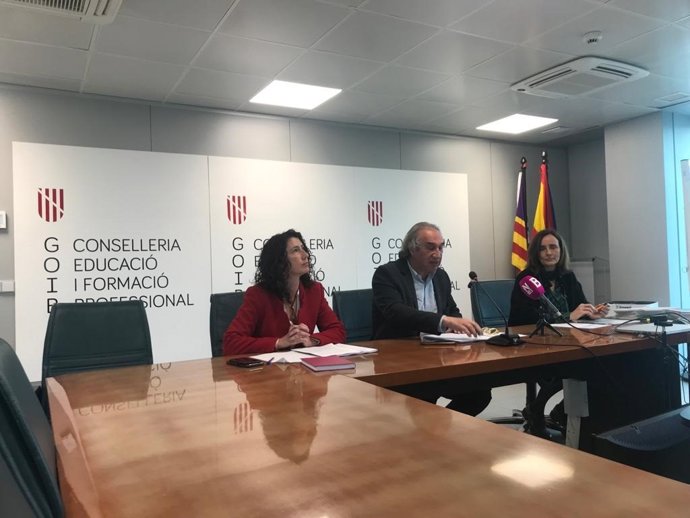 Archivo - (De Izquierda A Derecha) La Directora General De Primera Infancia, Innovación Y Comunidad Educativa, Amanda Fernández; El Conseller De Educación Y Formación Profesional, Martí March; Y La Directora De Convivxit, Aina Amengual