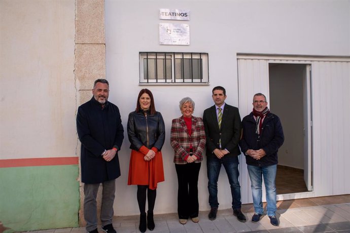 Las concejalas de Servicios Operativos, Teresa Porras, y Distrito Teatinos, Noelia Losada, en la inauguración de estas instalaciones.
