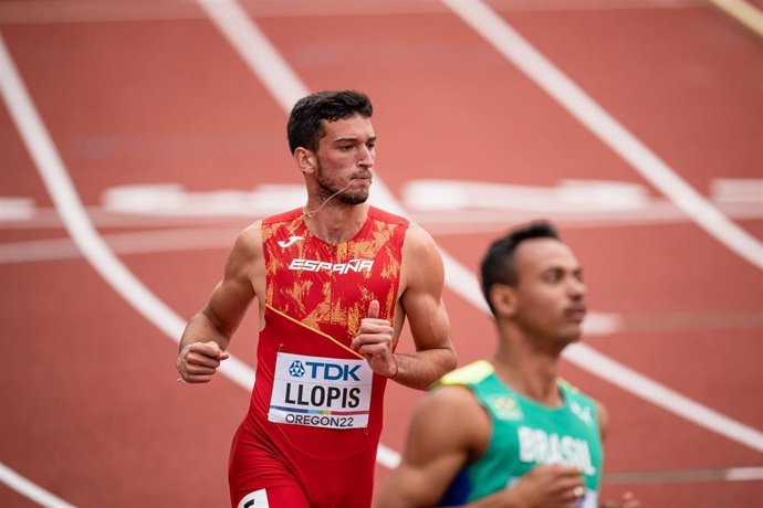 Archivo - El atleta español Enrique Llopis, en la primera ronda de los 110 metros vallas durante el Campeonato del Mundo de atletismo al aire libre, a 16 de julio de 2022 en Eugene, Oregón, Estados Unidos.
