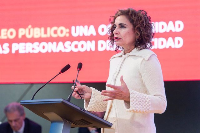 La ministra de Hacienda y Función Pública, María Jesús Montero, atiende a los medios de comunicación antes de la inauguración el foro 'Diálogos para una década' de CCOO-A, a 2 de marzo de 2023 en Sevilla, (Andalucía, España).