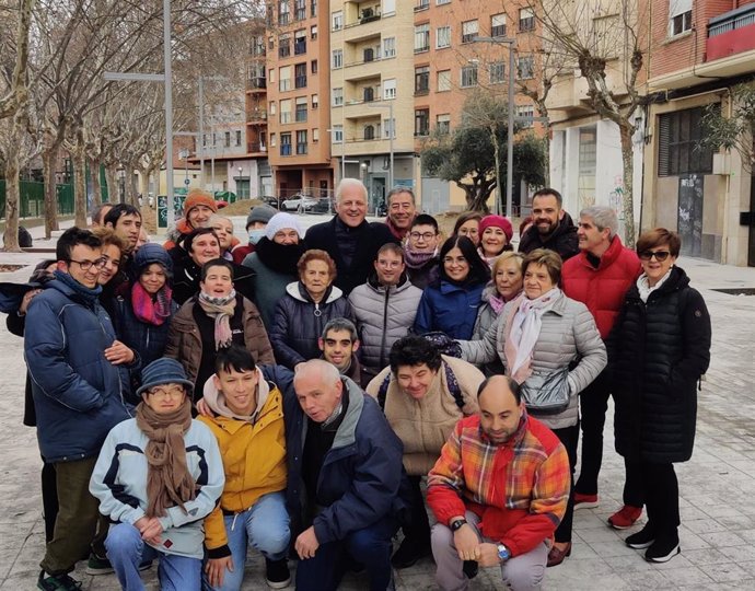 El alcalde de Logroño, Pablo Hermoso de Mendoza, y la ministra de Sanidad, Carolina Darias, posan con usuarios de Igual a Ti en su visita al proyecto de Calles Abiertas