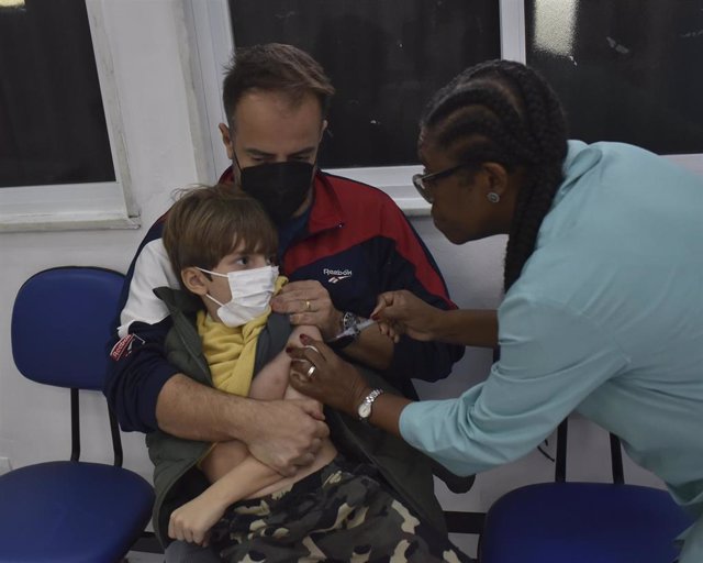 Archivo - Un niño siendo vacunado contra el virus del papiloma humano (VPH). A 26 de agosto de 2022, en Río de Janeiro (Brasil).