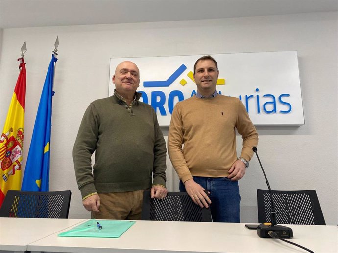 El responsable de Derechos Sociales y Bienestar de Foro, Javier Suárez Álvarez-Amandi y el candidato de Foro a la Presidencia, Adrián Pumares.
