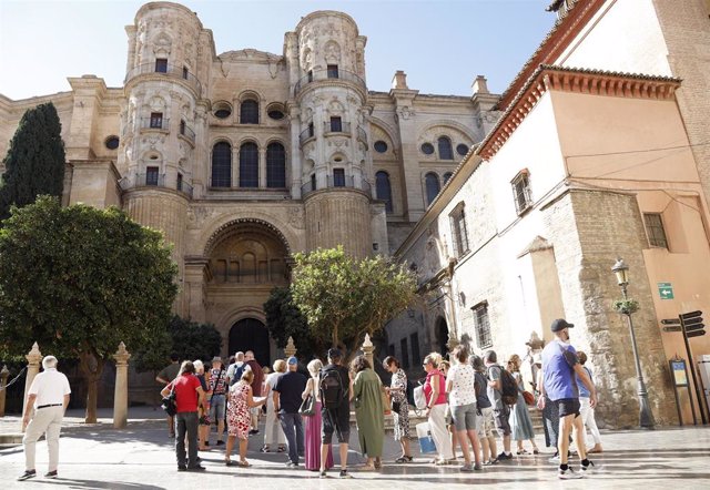 Archivo - Cientos de turistas recorren el centro histórico visitando gratuitamente los museos abiertos por el Día Mundial del Turismo, a 27 de septiembre de 2022 en Málaga (Andalucía, España). (Foto de archivo).