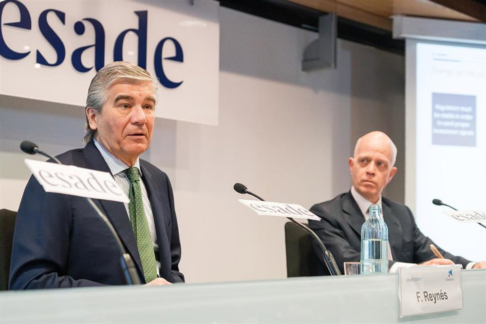 El presidente y CEO Naturgy, Francisco Reynés y el director de ESADE Madrid, Mario Lara, durante un encuentro donde analizan el sector energético español, en Esade Madrid, a 2 de marzo de 2023, en Madrid (España)