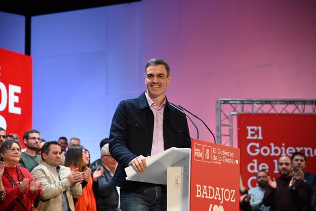 El secretario general del PSOE y presidente del Gobierno, Pedro Sánchez , interviene en un acto de precampaña para presentar al candidato a la alcaldía de Badajoz, Ricardo Cabezas, en el Palacio de Congresos.