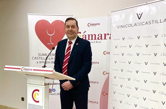 El presidente de la Asociación de Sumilleres de Castilla-La Mancha y Amigos del Vino, Ramón Sánchez, en rueda de prensa.