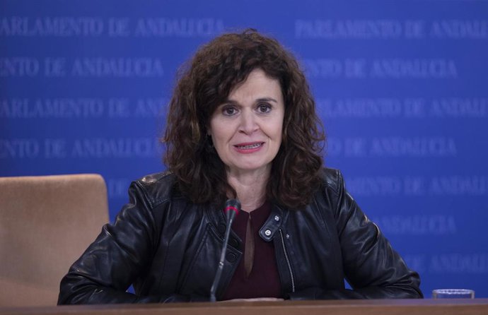 La diputada de Por Andalucía, Esperanza Gómez, durante su comparecencia en rueda de prensa. A 02 de marzo de 2023, en Sevilla (Andalucía, España). Los representantes de los grupos políticos se dan cita en rueda de prensa previa a la Junta de Portavoces 