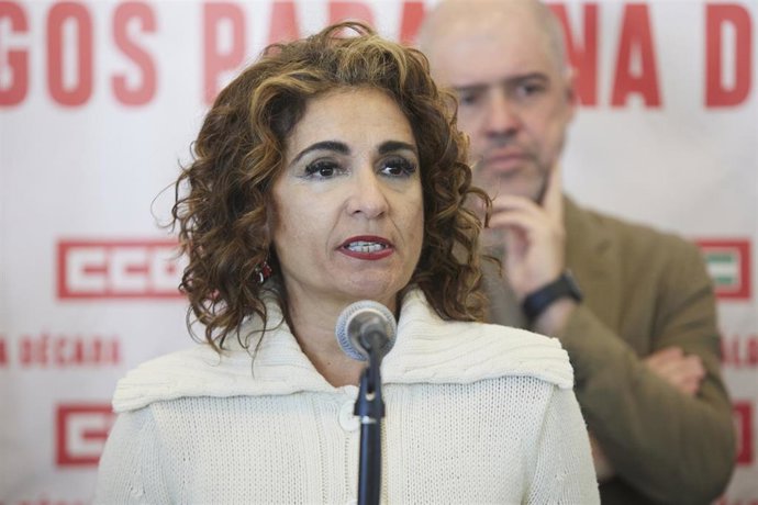 La ministra de Hacienda y Función Pública, María Jesús Montero, atiende a los medios de comunicación durante la inauguración el foro 'Diálogos para una década' de CCOO-A, a 2 de marzo de 2023 en Sevilla, (Andalucía, España). El sindicato CCCO de Andaluc