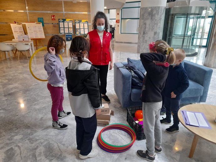 Una voluntaria de Cruz Roja realiza una actividad con un grupo de niños ucranianos que se encuentran acogidos en la isla de Tenerife