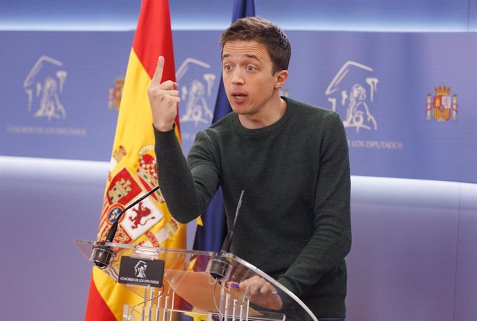 El líder de Más País, Iñigo Errejón, durante una rueda de prensa anterior a la reunión de la Junta de Portavoces, en el Congreso de los Diputados, a 21 de febrero de 2023, en Madrid (España).