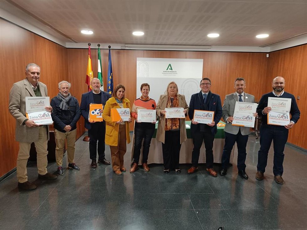 Entrega de los nuevos distintivos 'zona cardioasegurada' en Huelva.
