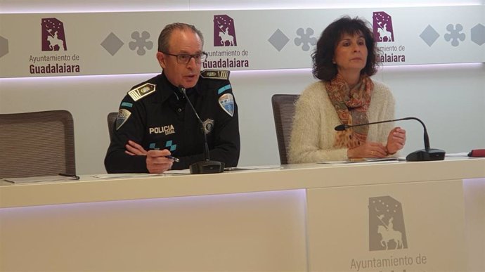 La concejala de Seguridad de Guadalajara, Pilar Sánchez, junto al jefe de la Policía Local, Jorge López.