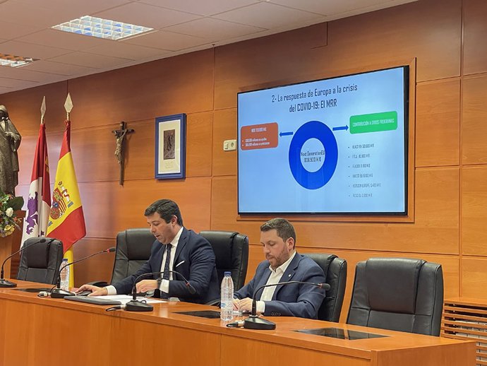 El profesor Sánchez-López durante la conferencia sobre los FondosNext Generatión.