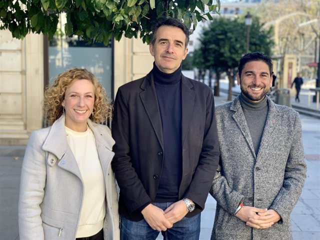 Fernando Pavón flanqueado por Susana Hornillo e Ismael Sánchez