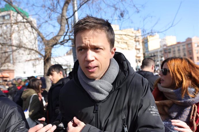 El líder de Más País, Iñigo Errejón, realiza declaraciones a los medios antes de marchar hacia Cibeles durante una manifestación contra el desmantelamiento de la Sanidad Pública, a 12 de febrero de 2023, en Madrid (España).