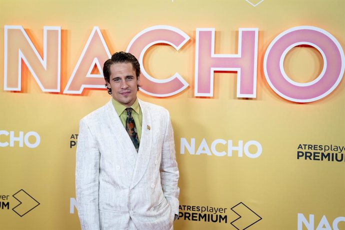 Martín Rivas posa en el photocall de la nueva serie de Atresplayer Premium 'Nacho' en Cines Capitol, a 1 de marzo de 2023, en Madrid (España). Nacho sigue las aventuras del actor porno Nacho Vidal en sus inicios en la industria del porno. Se trata de 