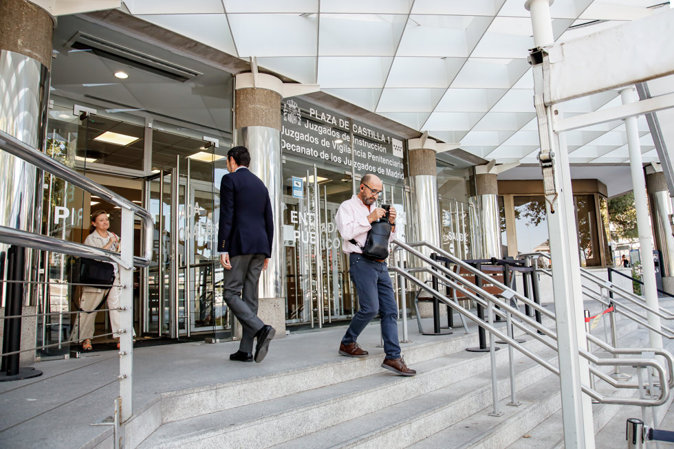 Varios jueces a la entrada de los Juzgados de Plaza de Castilla