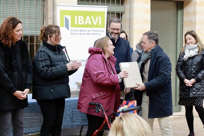 El conseller Marí, entrega las llaves de una vivienda pública a una mujer.