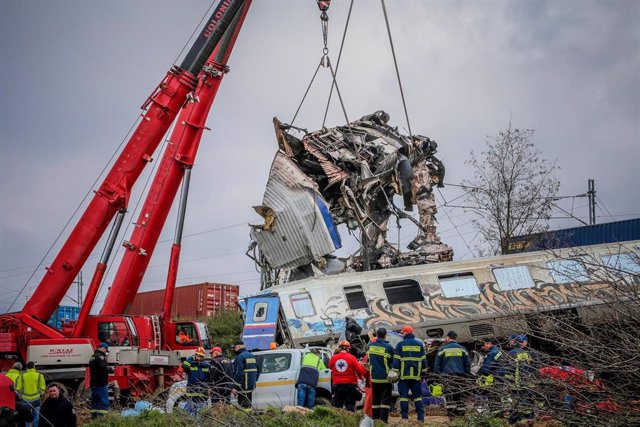 Trabajos de búsqueda y rescate tras la colisión de dos trenes en Grecia