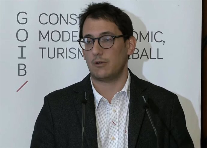 El conseller de Modelo Económico, Turismo y Trabajo, Iago Negueruela, en la rueda de prensa para analizar los datos del paro.
