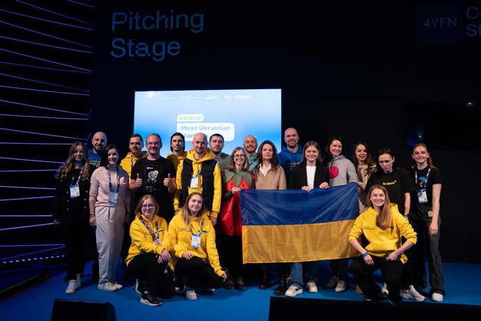 Foto de família de ceos durant una sessió de 'pitching' de la delegació d'Ucrana al Mobile World Congress de Fira de Barcelona, a 2 de mar de 2023, a L'Hospitalet de Llobregat, Barcelona, Catalunya (Espanya). 