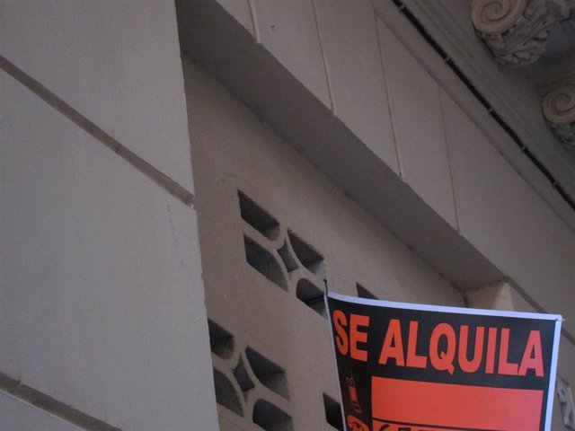 Archivo - Se Alquila, cartel, alquiler