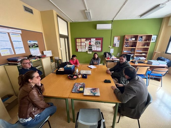 El delegado de Desarrollo Educativo se reúne con el equipo directivo del IES Cerro Milano de Alhama de Almería.