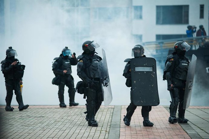 Archivo - Despliegue policial durante una protesta en Bogotá, Colombia